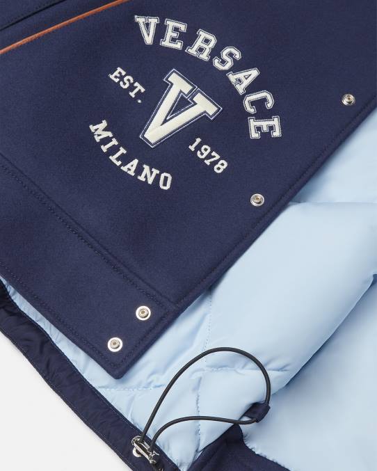 Versace ropa hombres chaqueta bomber con logo universitario 6BPV1257 azul Marrón