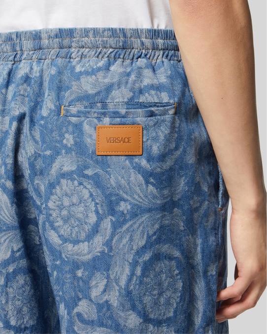 Versace ropa hombres shorts de mezclilla con silueta barroca 6BPV1449 Plano