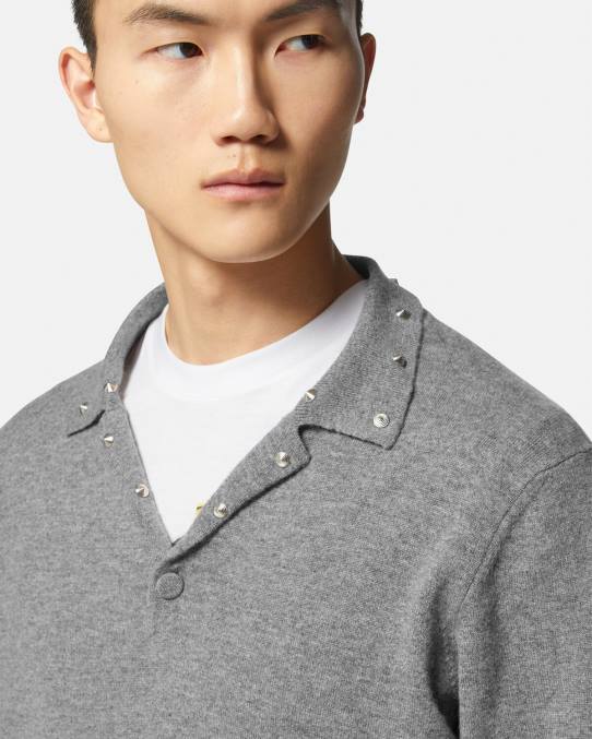 Versace ropa hombres suéter tipo polo con tachuelas en espiral 6BPV1348 gris